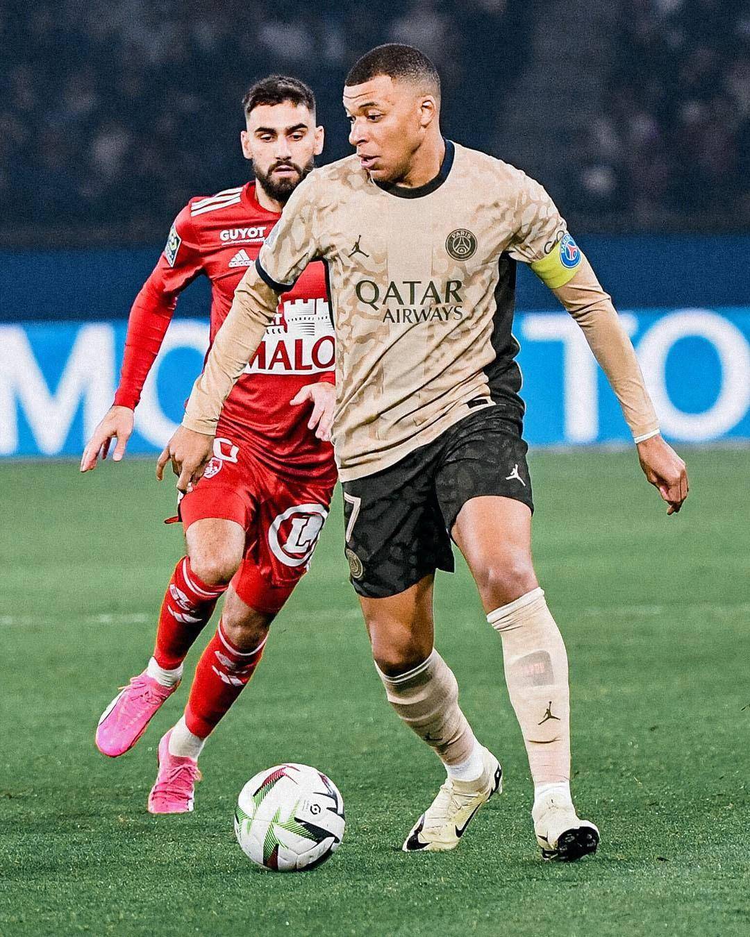 关于姆巴佩重返赛场，爆冷首场状态出色，G2观众沸腾！的信息